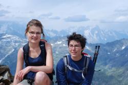 Aude et Tiphaine devant les Grandes Jorasses
