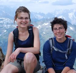 Aude et Tiphaine devant les Grandes Jorasses